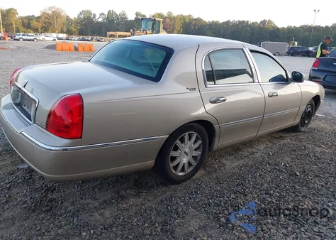 2009 Lincoln Town Car Signature Limited z USA, uszkodzony, nr VIN 2LNHM82VX9X620346